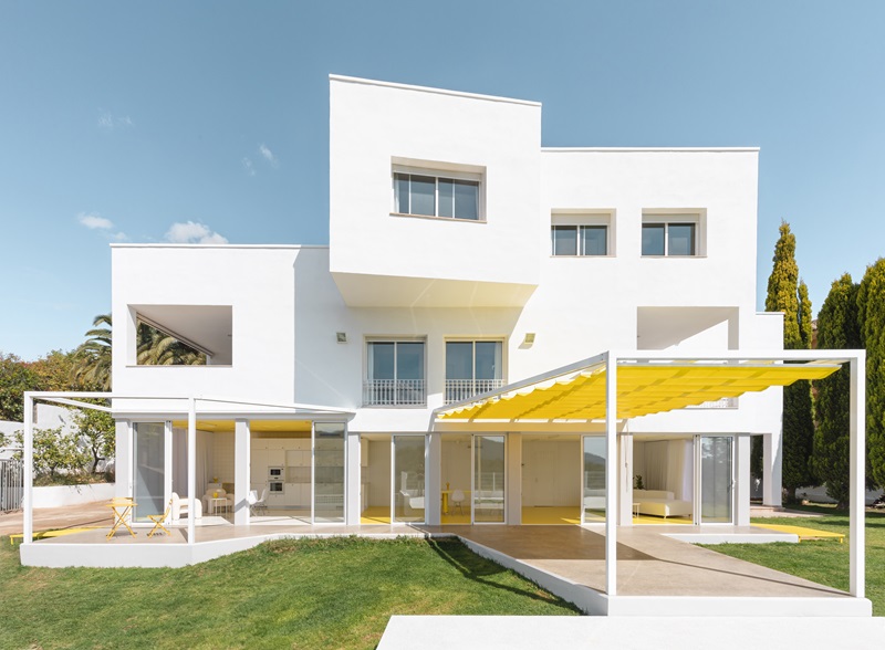 Pepelacruzarch-Bodega-tecno-social: vivienda unifamiliar con jardín blanca