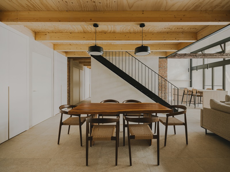 VVAA-studio- Migdia-II: mesa de comedor y techo de viguetas de madera