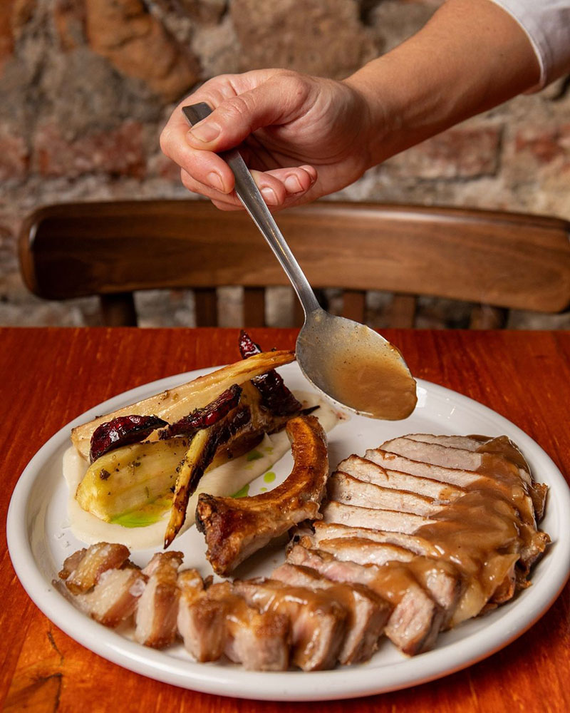 Alita Soho restaurante Málaga: Chuleta ibérica, jugo de cebolla y chirivías asadas