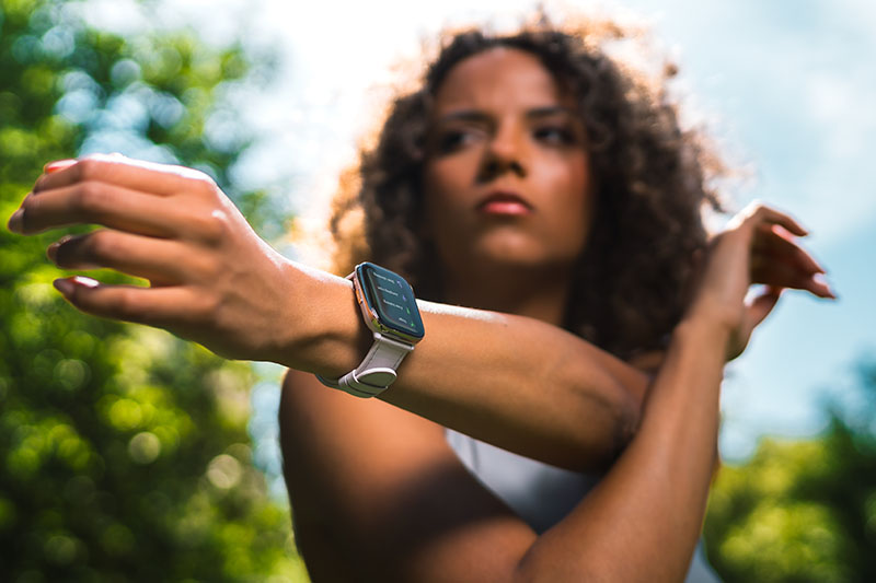 Amazfit Active: una mujer estira el brazo en el que lleva el reloj inteligente Amazfit Active