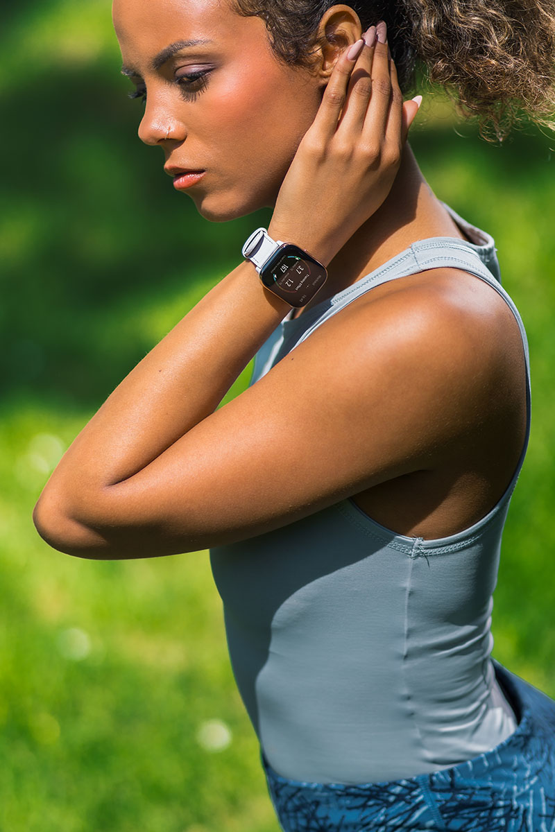 Amazfit Active: una mujer haciendo deporte en el parque con el reloj inteligente Amazfit Active