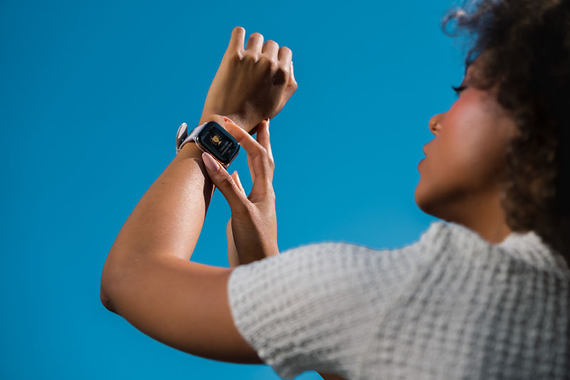 Amazfit Active: una mujer mira su rendimiento en el reloj inteligente Amazfit Active