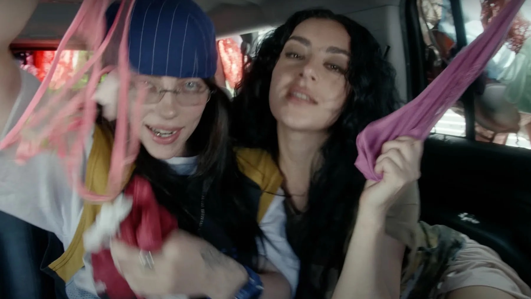 billie eilish charli xcx guess nuevo tema remix feat duo ligar lesbianas bisexual coqueteo 