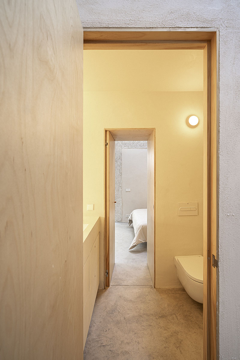 Burr y Guillermo Trapiello su primera colaboración arquitectónica: CNM o Patio: cuarto de baño forrado de madera