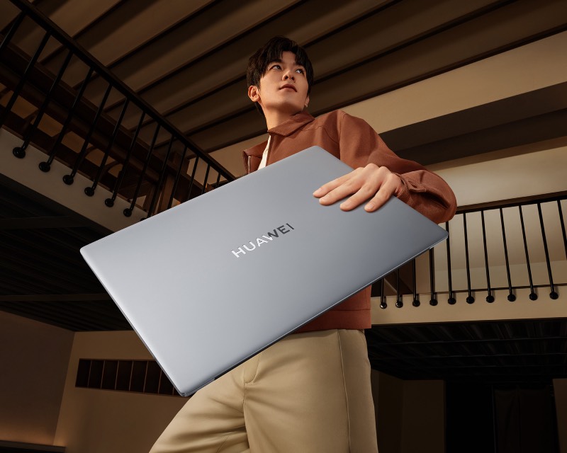 Huawei Summer Wave: un chico joven lleva con una sola mano el portátil MATEBOOK D 16 2024