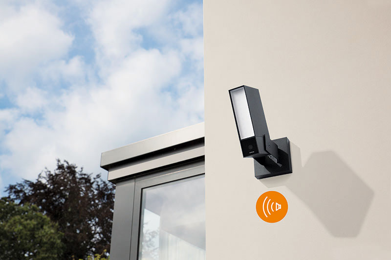 Netatmo cámara exterior con sirena: el aparato fijado en la entrada de un garaje particular