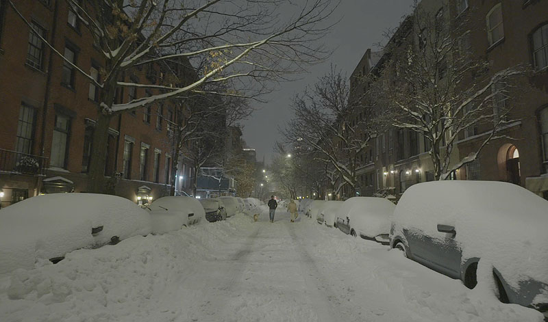 32 Sounds - fotograma de la película documental, se ve un paisaje de ciudad nevado por la noche