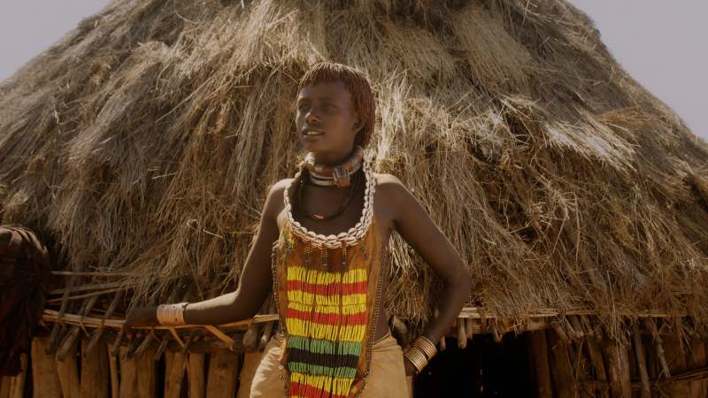 Imagen de mujer africana con ropa étnica