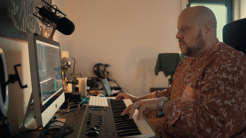 Hombre tocando el teclado