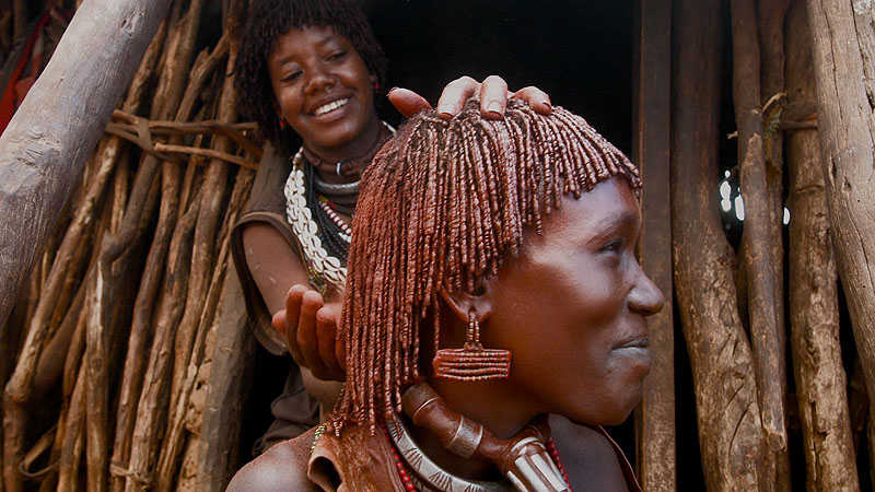 Imagen de mujer negra con pelo rojo