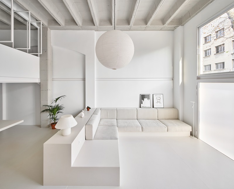 Allaround-Lab-Avila: salón blanco con sofá