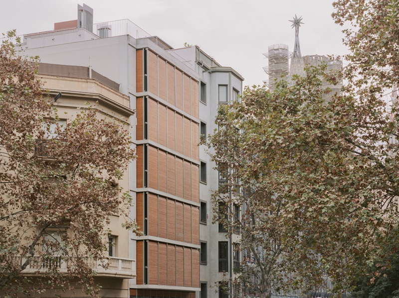 Atienza-Maure-Sardenya-356: edificio con persianas de madera