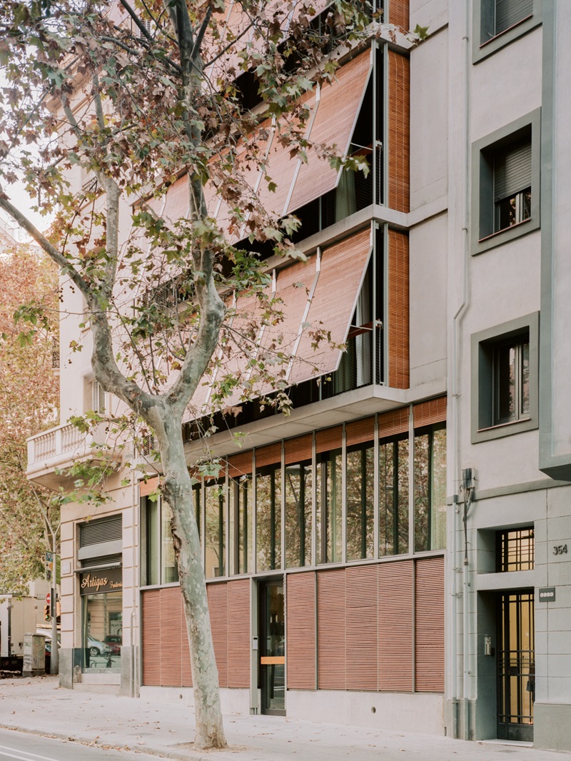 Atienza-Maure-Sardenya-356: edificio con persianas de madera