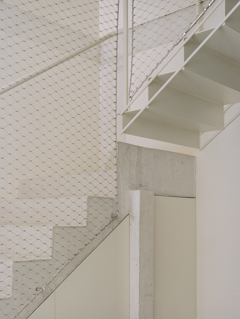 Atienza-Maure-Sardenya-356: escalera blanca con red