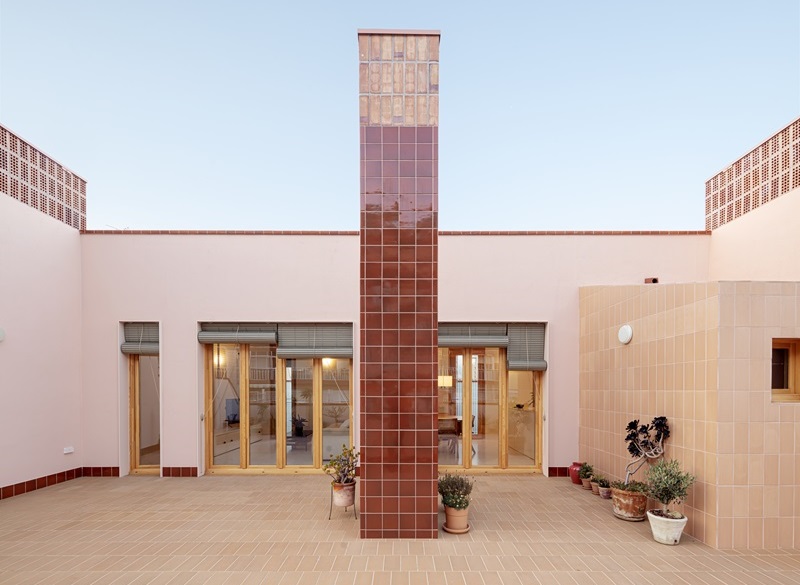 Be-Studio-Churruca: terraza con piezas de cerámica roja