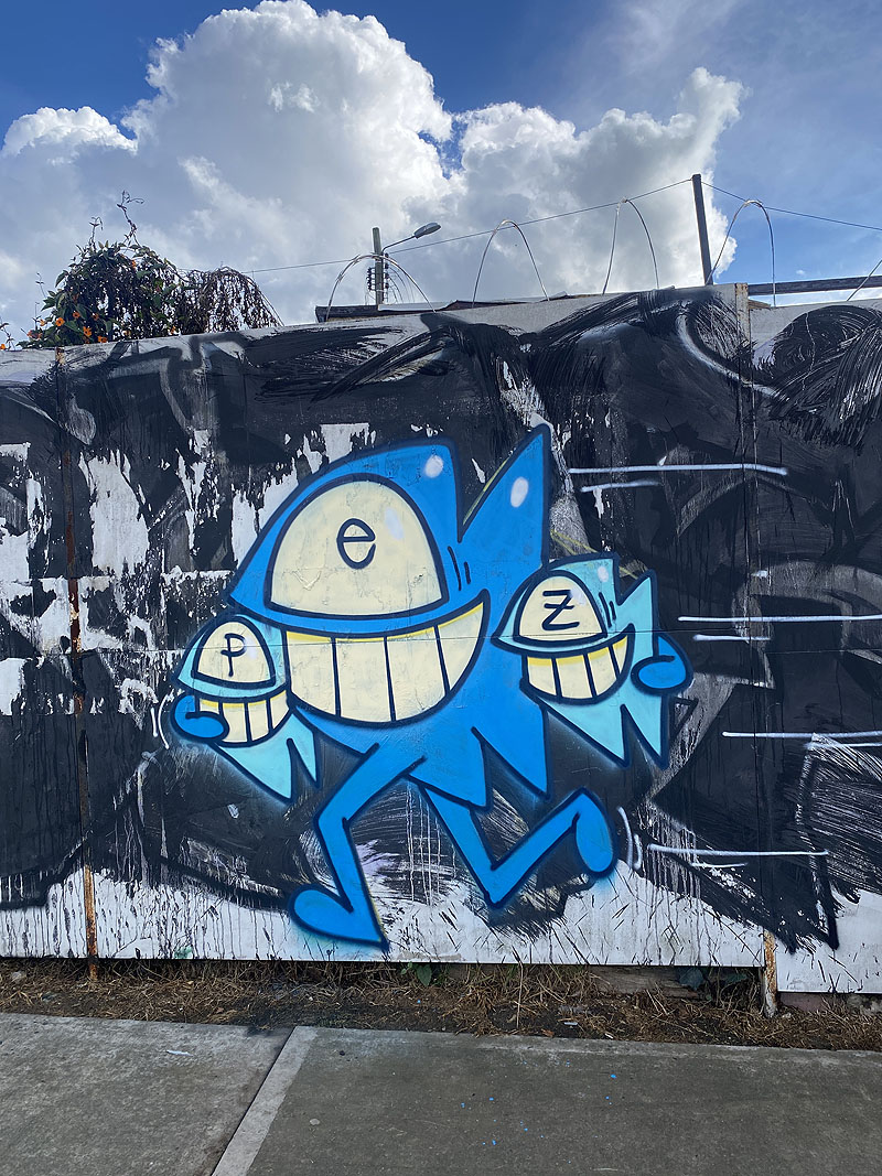 El pez - pintura urbana en la que los protagonistas son peces sonrientes