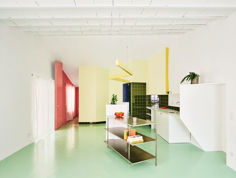 H3o-Casa-Relampago: salón cocina de colores verde, rosa y amarillo