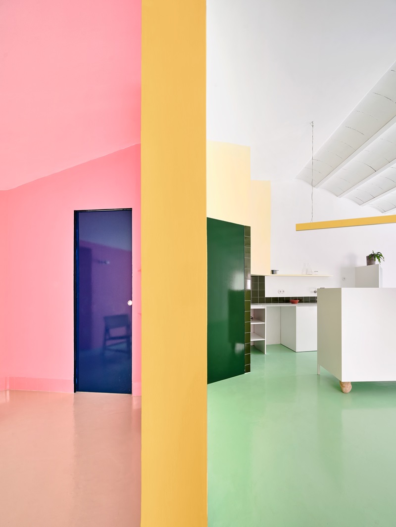 H3o-Casa-Relampago: salón cocina de colores verde, rosa y amarillo y habitación rosa con puerta azul