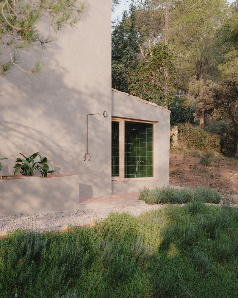 House-in-the-woods-Andrea-Joan-Arquitectes: Casa con baño verde en la naturaleza