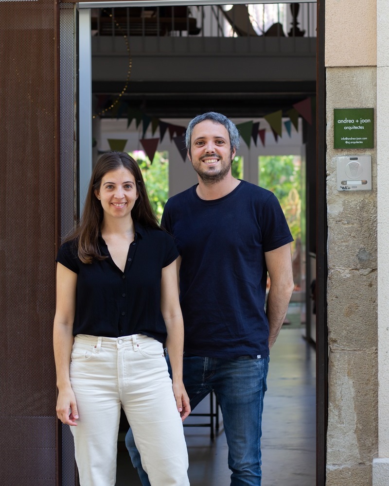 House-in-the-woods-Andrea-Joan-Arquitectes: foto retrato de Andrea Capilla y Joan Martí