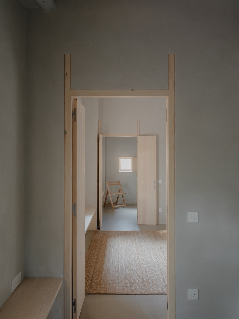 House-in-the-woods-Andrea-Joan-Arquitectes: paredes grises vivienda