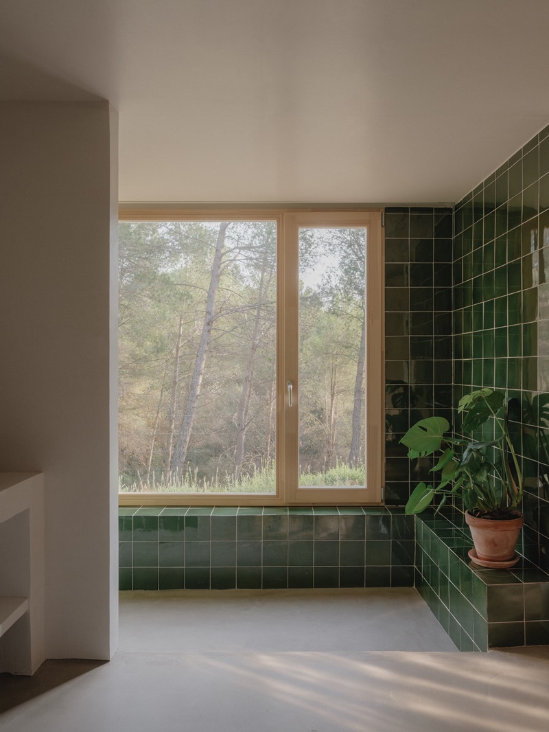 House-in-the-woods-Andrea-Joan-Arquitectes: baño verde