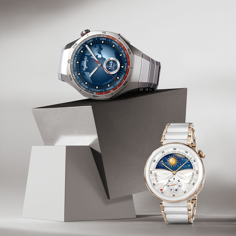 Huawei Watch GT 5 Pro: foto de estudio de los relojes inteligentes Huawei Watch GT 5 Pro de Titanio en plateado y Cerámica en blanco