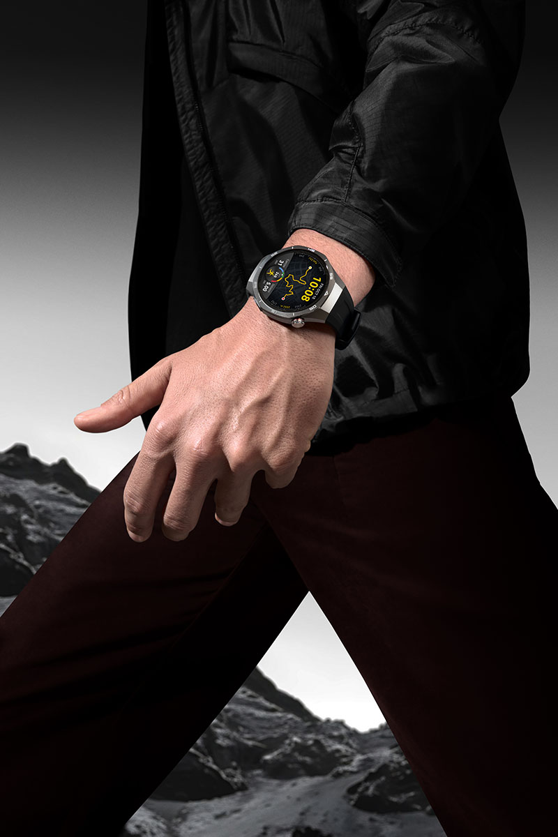 Huawei Watch GT 5 Pro: plano detalle de la mano de un hombre con el reloj inteligente Huawei Watch GT 5 Pro de Titanio