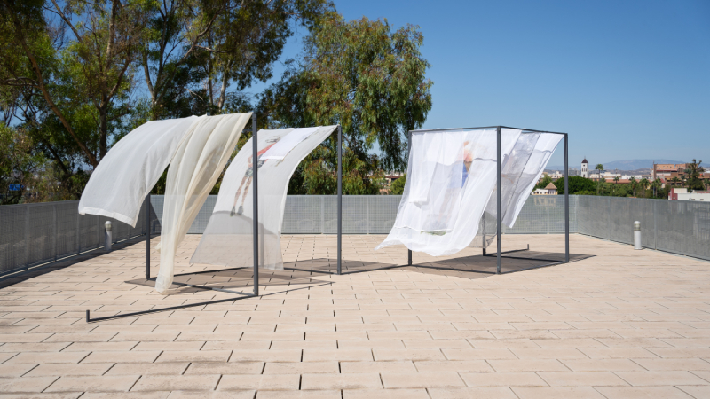 Imagen instalación en la terraza con sábanas colgando