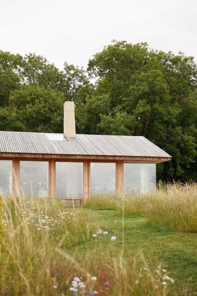 Hutch-Design-Makers-Barn: construcción elemental de madera en el campo con fachada acristalada