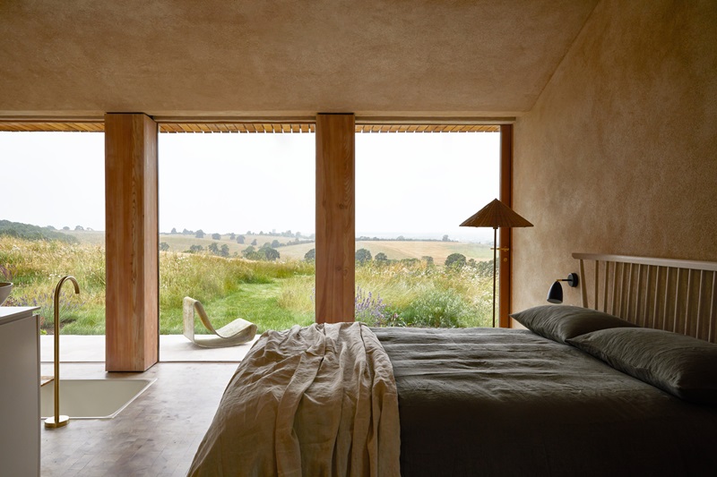 Hutch-Design-Makers-Barn: dormitorio con vistas al campo