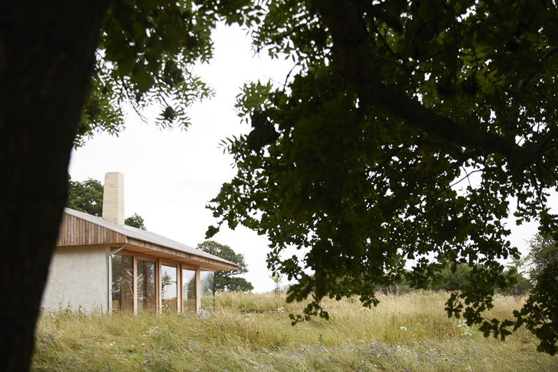 Hutch-Design-Makers-Barn: casa rural tras la arboleda