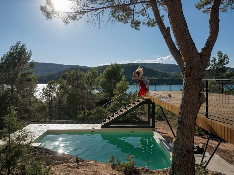 Ignacio-Borrego-Casa-Embarcadero: pasarela de madera con piscina y vistas al pantano