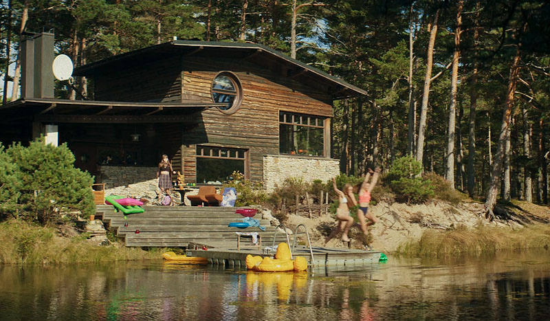 Infinite summer, unas chicas tirándose a un lago