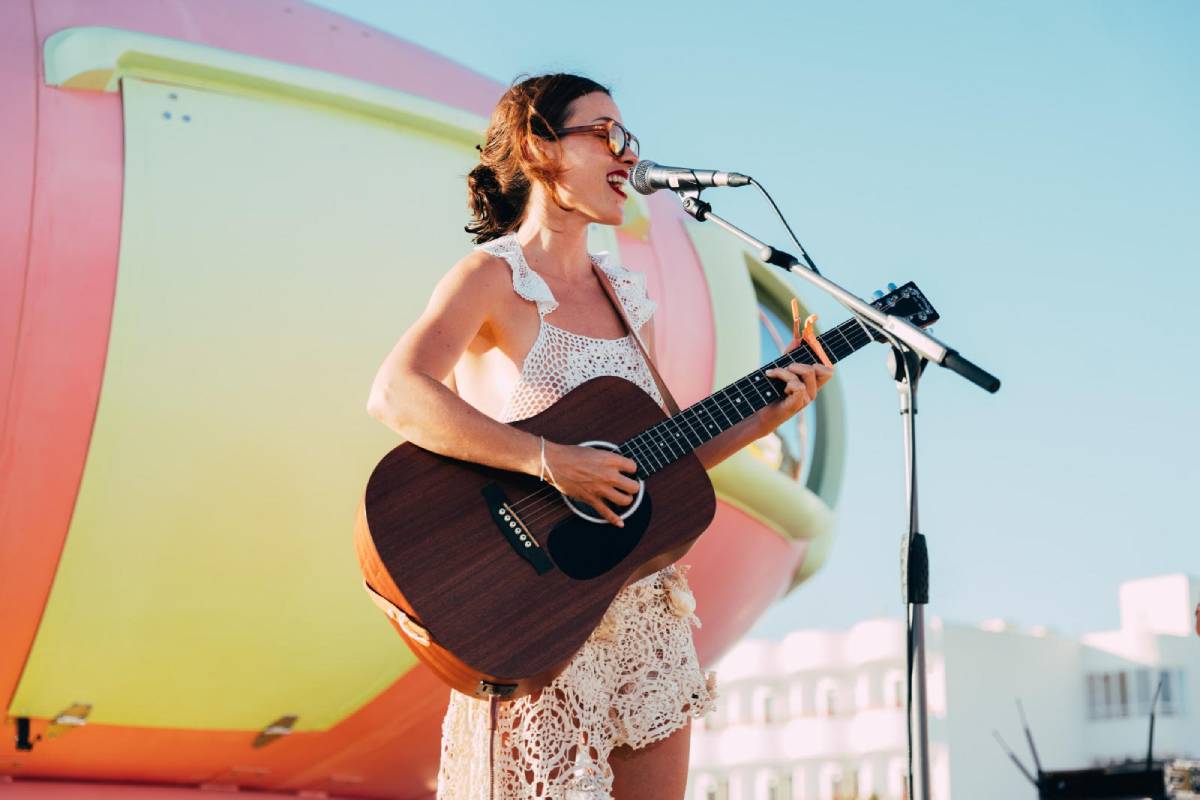 Russian Red Ibiza cantante folk escenario futuro house 