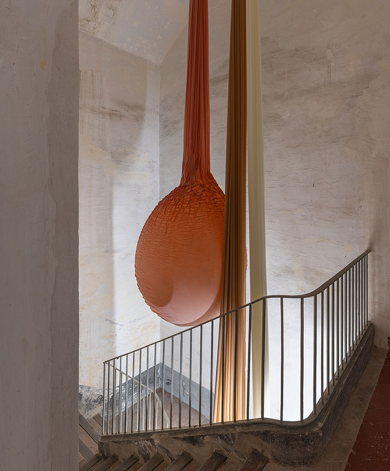 Imagen de escultura colgando por escaleras.