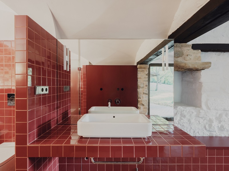 Self-Office-La-Nogareda: cuarto de baño rojo