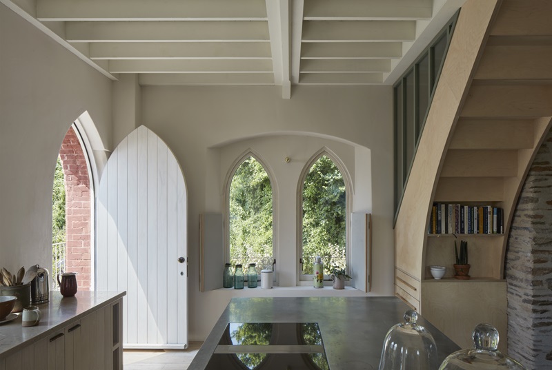 Tuckey-Design-Studio-The-Old-Chapel: cocina con ventana ojival