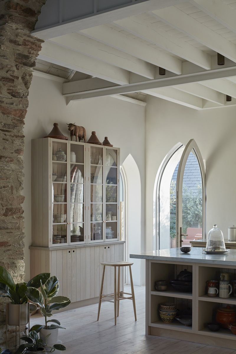 Tuckey-Design-Studio-The-Old-Chapel: fregadero cocina y puerta arco ojival