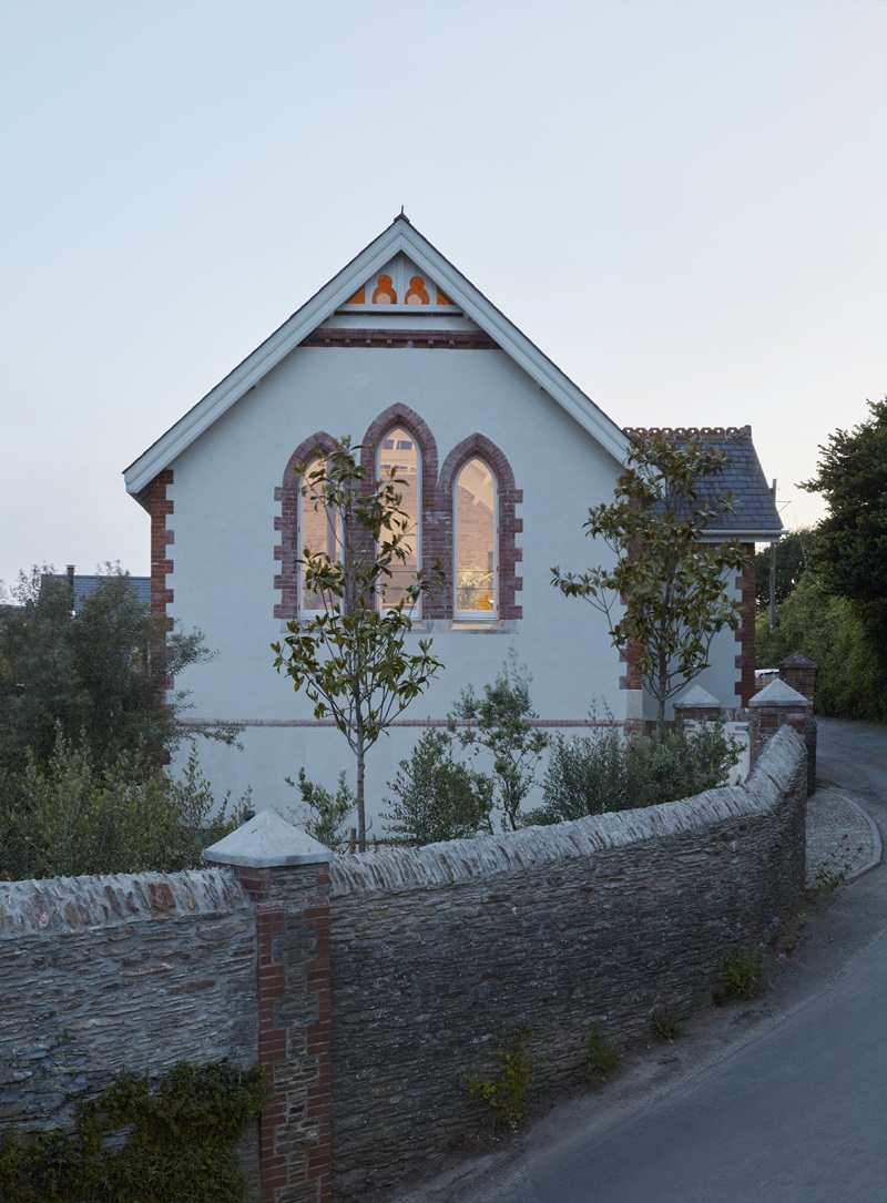 Tuckey-Design-Studio-The-Old-Chapel: capilla iluminada al atardecer