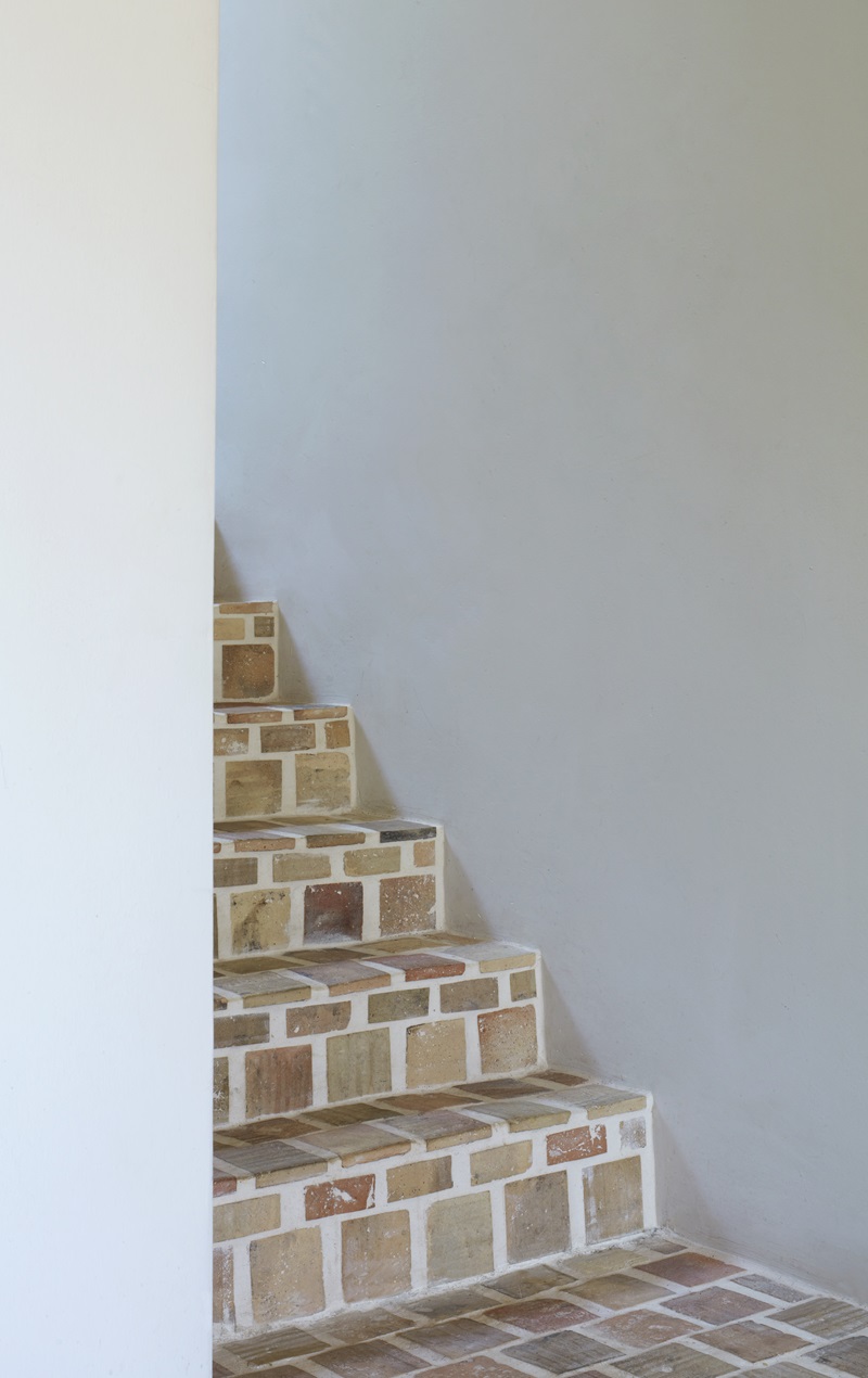 Tuckey-Design-Studio-The-Old-Chapel: escaleras de terracota