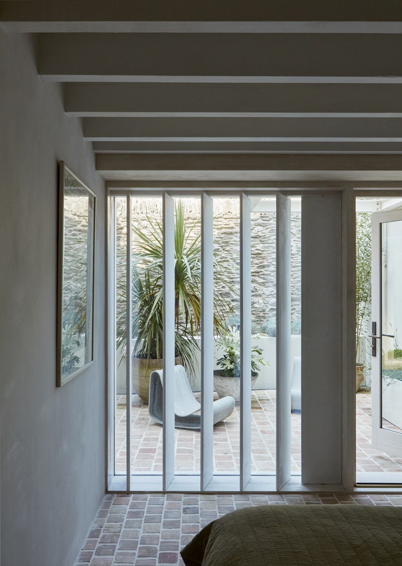 Tuckey-Design-Studio-The-Old-Chapel: dormitorio con puerta de cristal al patio