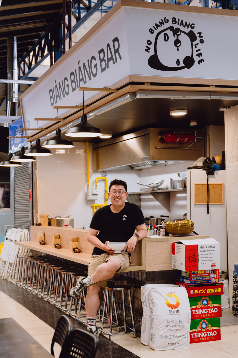 Biáng Biáng Bar Mercado Vallehermoso: Óscar, el propietario y cocinero del local