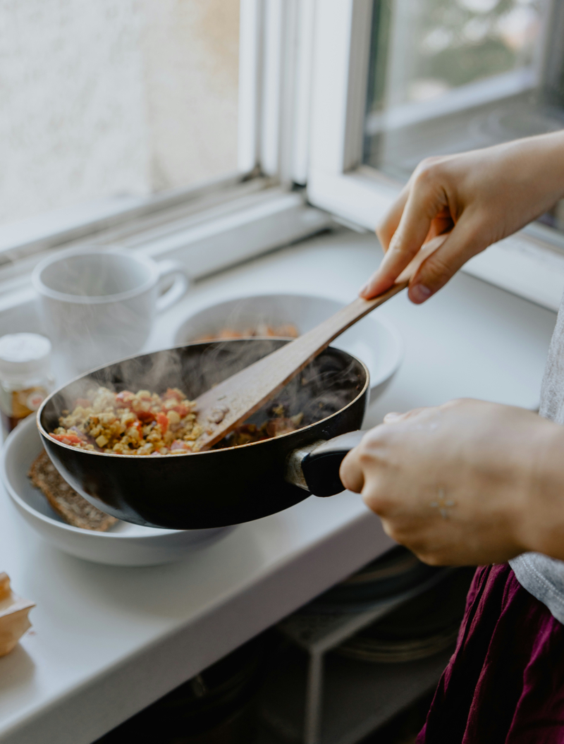 Curso Batch cooking de A Punto: persona cocinando