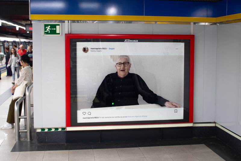 JCDecaux: una marquesina del metro con una imagen del Instagram de Marina Prieto.