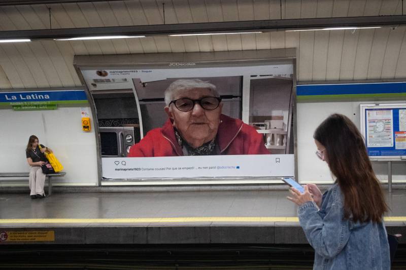 JCDecaux: una marquesina del metro con una imagen del Instagram de Marina Prieto.