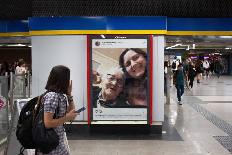 JCDecaux: una marquesina del metro con una imagen del Instagram de Marina Prieto.