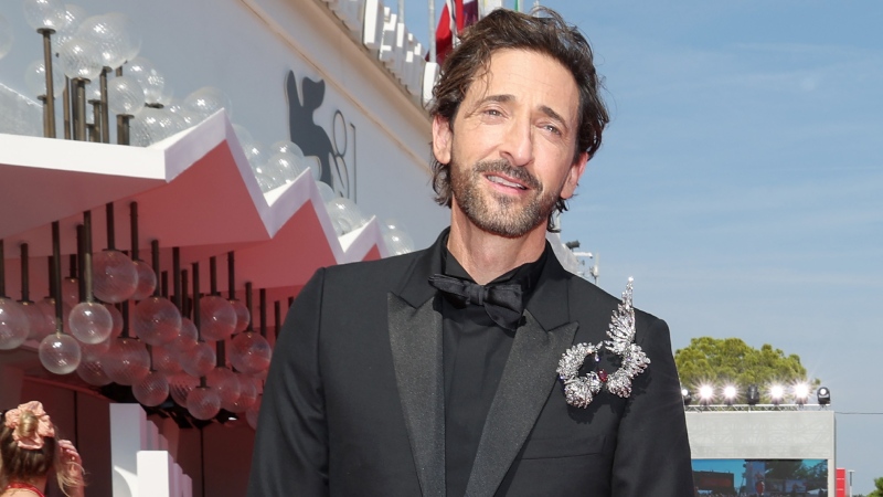 Mejores looks del Festival de Venecia: Adrien Brody de Dior