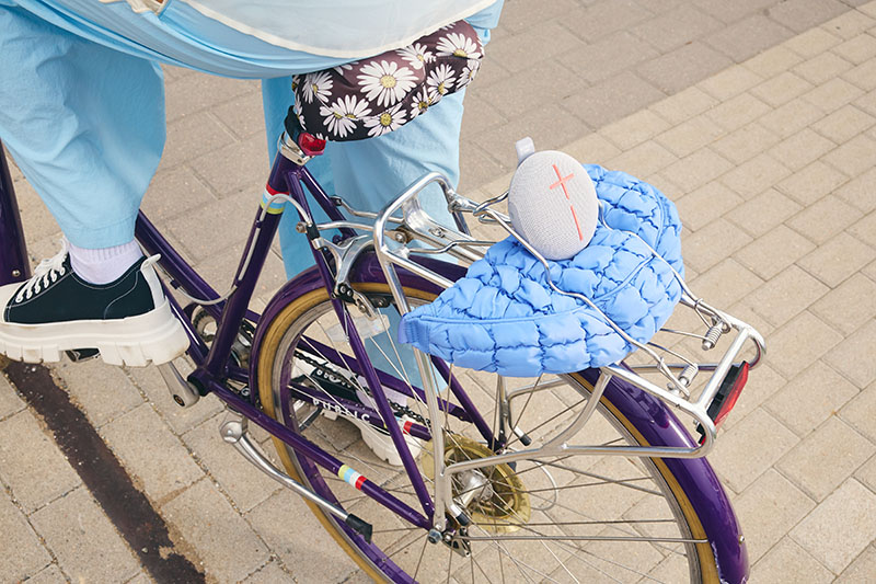 Miniroll: plano detalle de un altavoz Miniroll gris enganchado en la zona trasera de una bicicleta