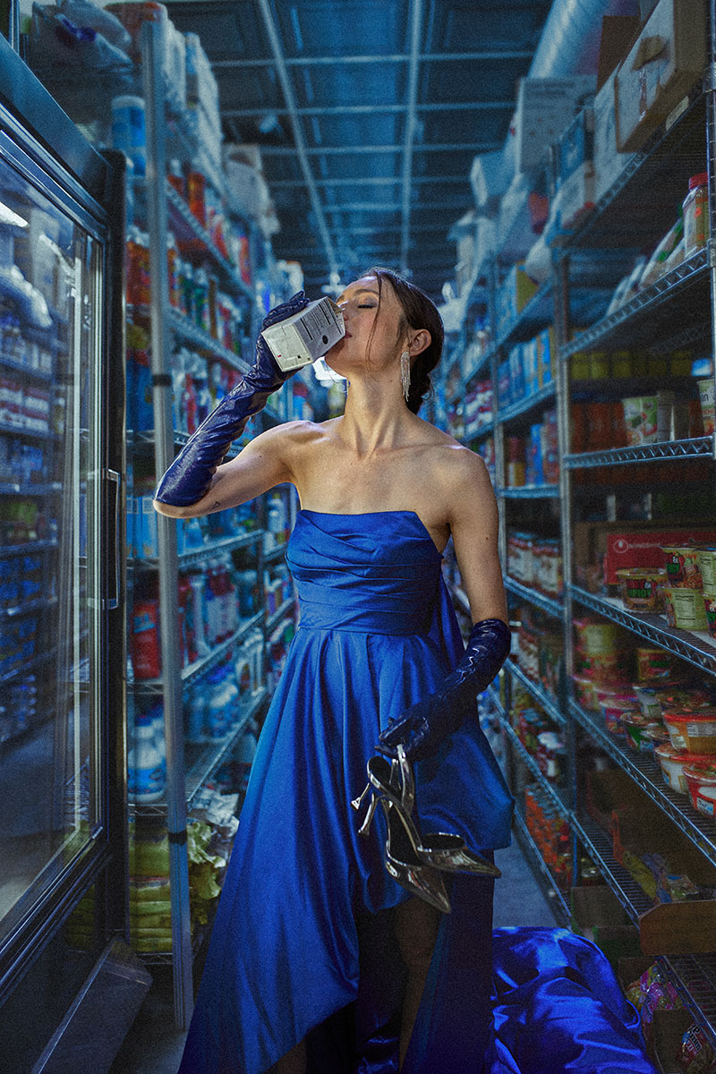 Porque sí Seagram's Gin: Mujer vestida de gala bebiendo un cartón de leche en el supermercado